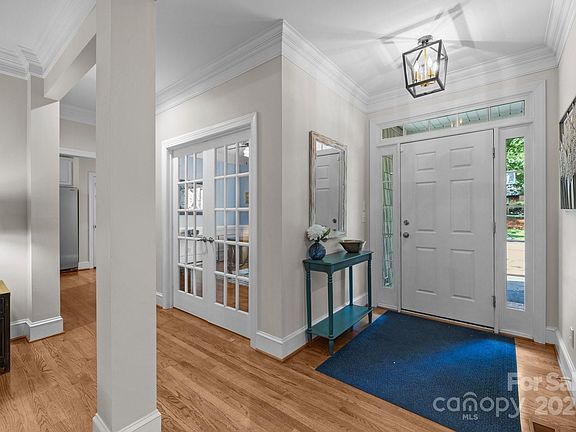 5th image of 327 Wilby Dr