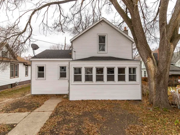 325 W Stearns St, Freeport, IL 61032