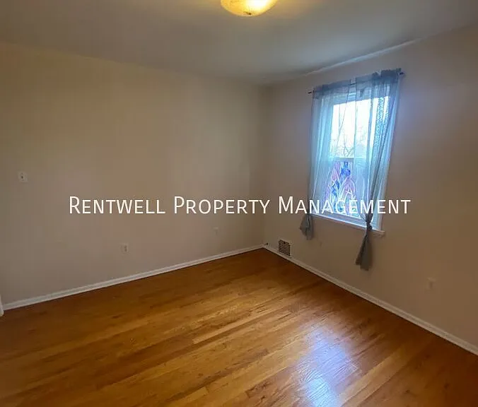 2083 Plainview Ave — Photo 16