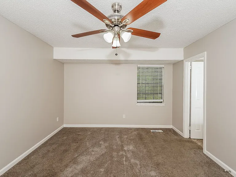 1100 Westchester Pkwy — Photo 12