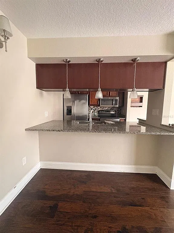 3 bed, 2.0 bath, 1072 sqft, $2,000 — Photo 4