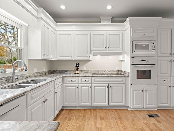 3rd image of 1524 Lee Blvd