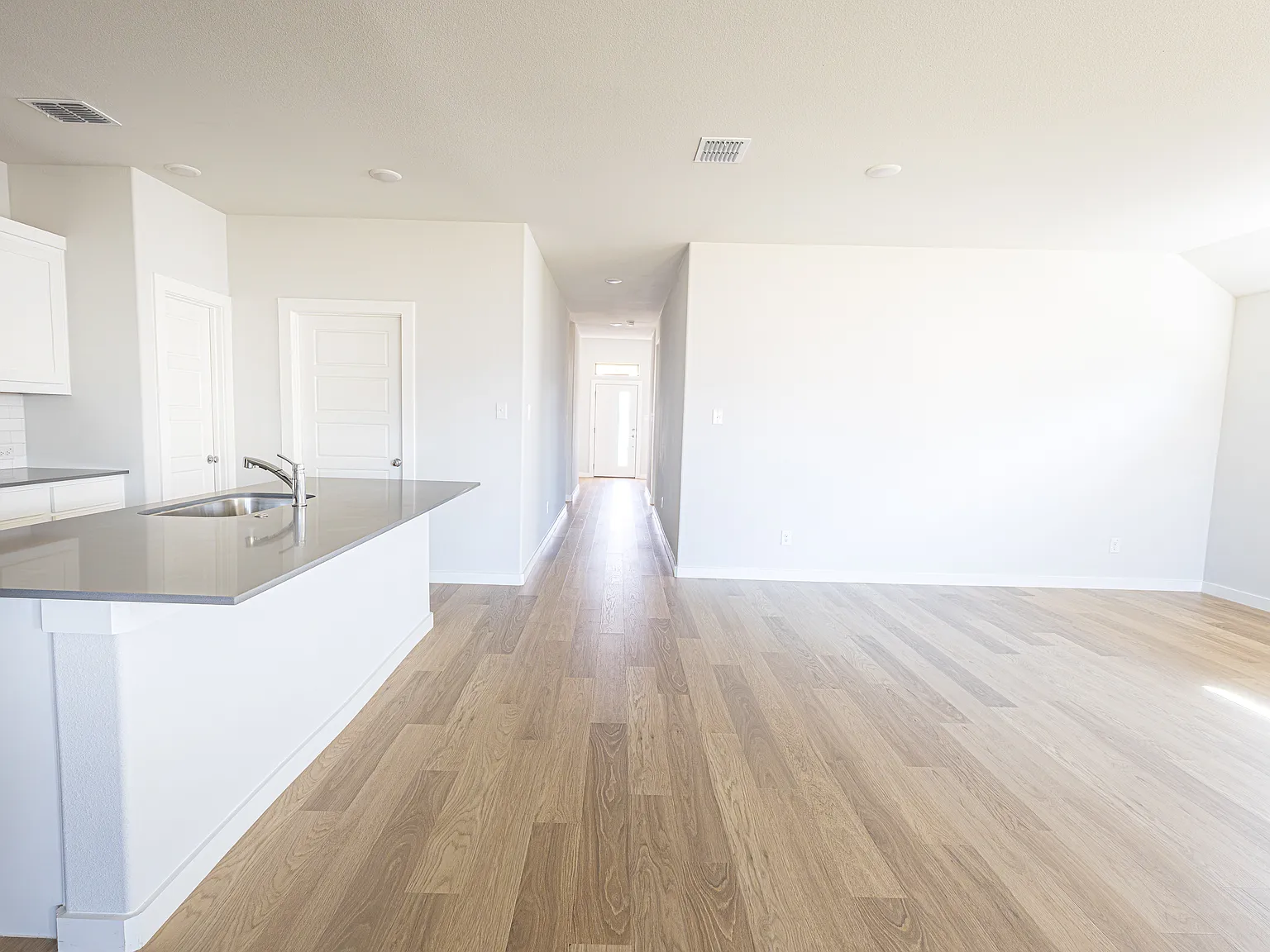 4 bed, 2164 sqft, $2,700 — Photo 3