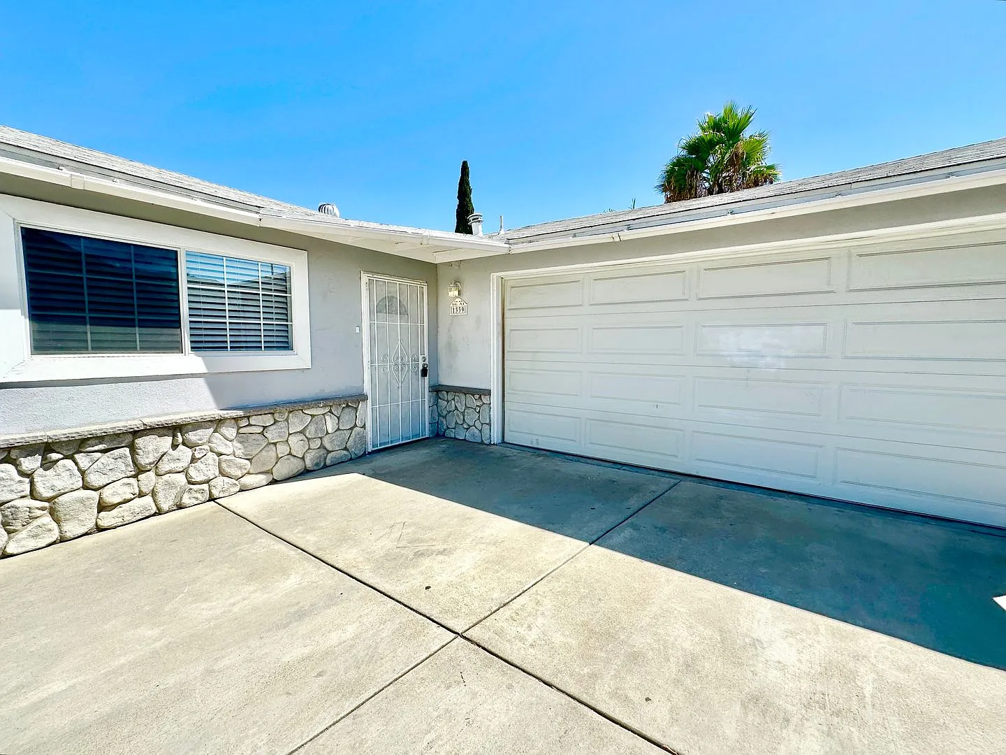 Light, Bright, and Lovely Single-Story Home, with Huge Yard Space and Ample Driveway Parking in E... — Photo 3