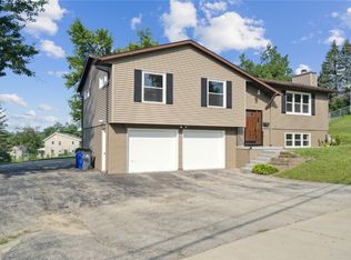 1116 Hillside Dr NW, Cedar Rapids, IA 52405