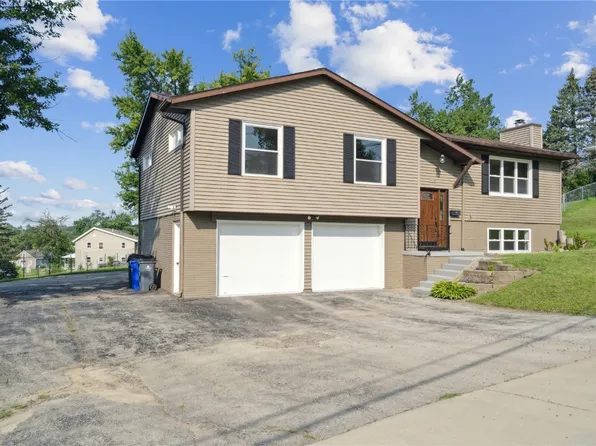 1116 Hillside Dr NW, Cedar Rapids, IA 52405
