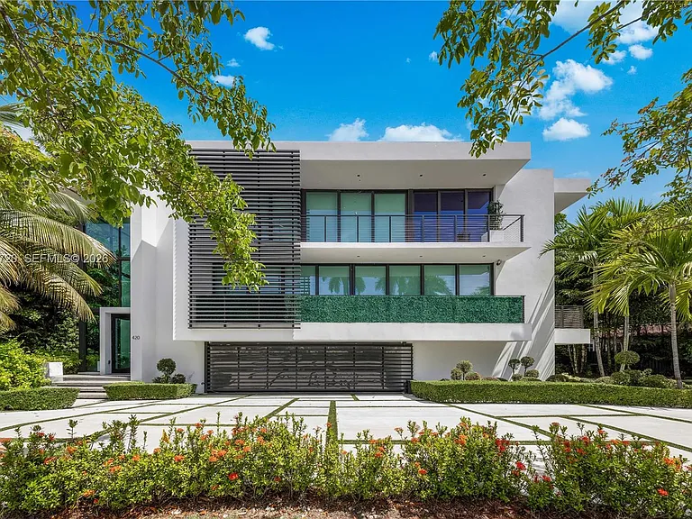 420 N Hibiscus Dr — Photo 1