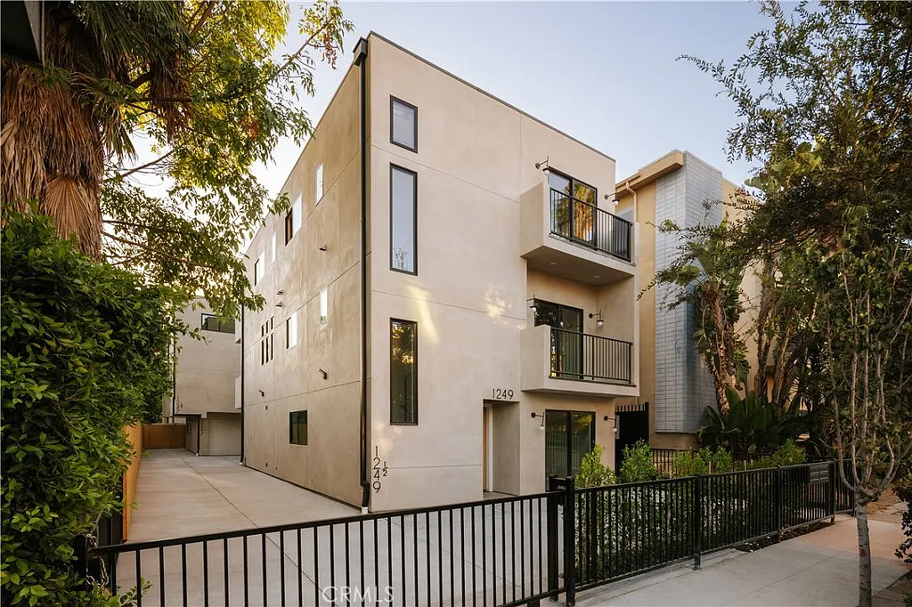 2 bed, 2.5 bath, 904 sqft, $3,208 — Photo 1