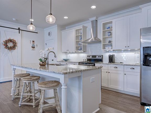 3rd image of 7108 Oak Crescent Ln