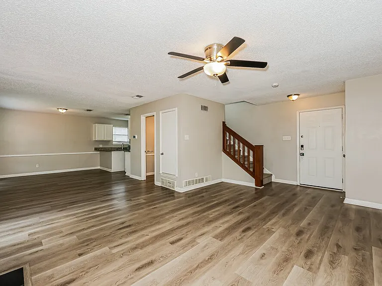 1804 Lincolnshire Way — Photo 5