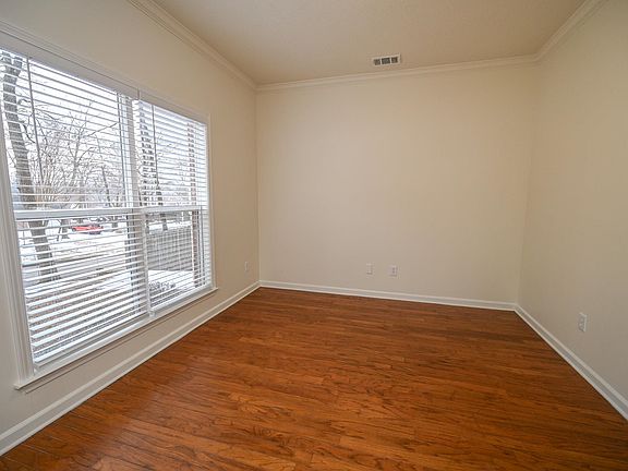 4th image of 387 Sherburne Cv