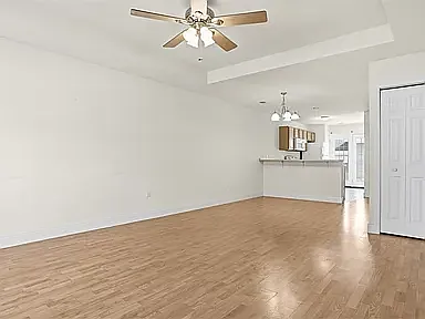 607 Locust St — Photo 4