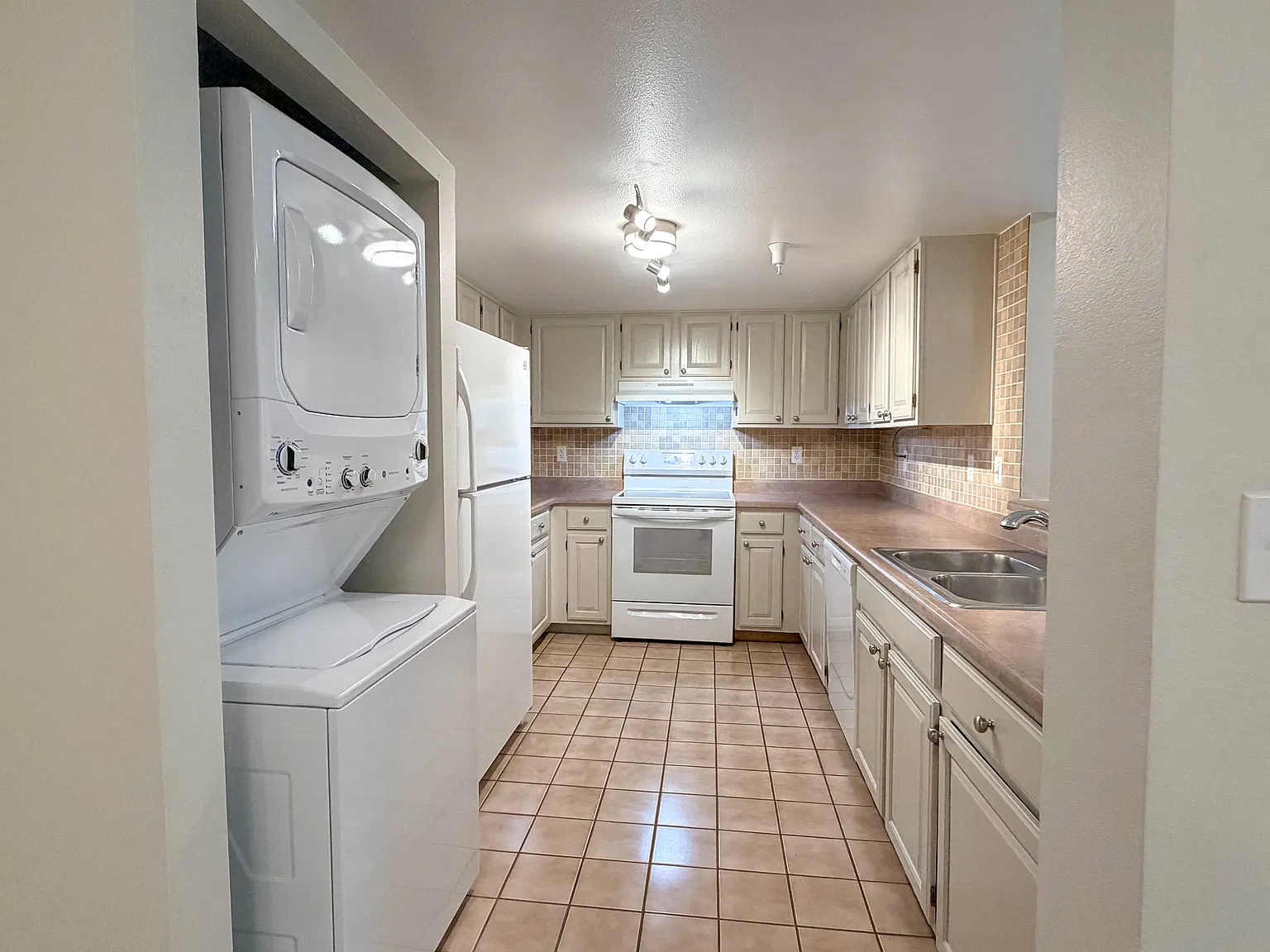 3 bed, 1264 sqft, $2,200 — Photo 2
