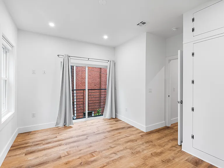 442 W Queen Ln #2 — Photo 14