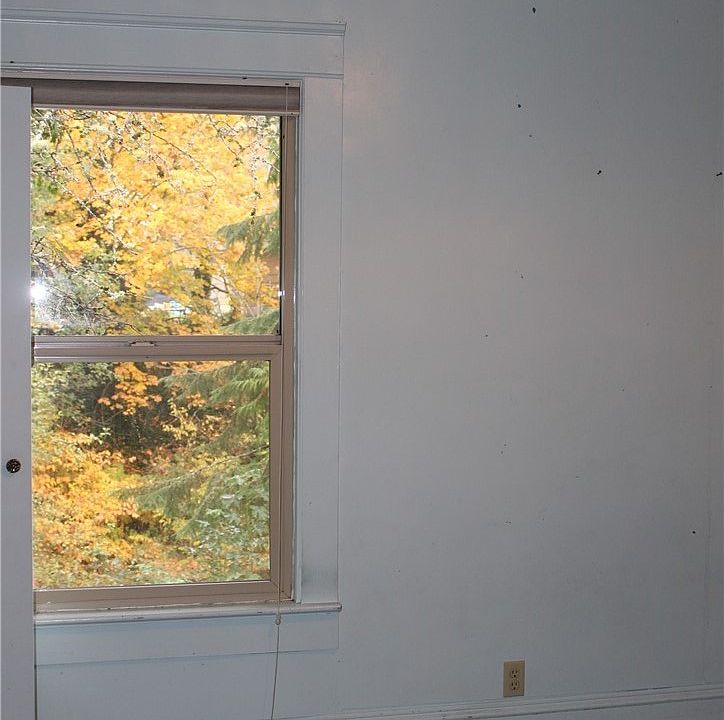 2nd image of 300 NW Arden Ave
