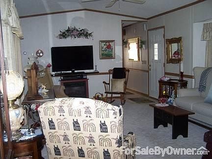 Living room
						:
						Newer carpet