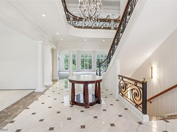 3rd image of 8825 Fox Hollow Ln