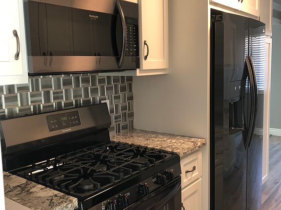 3rd image of 609 Sonoma St