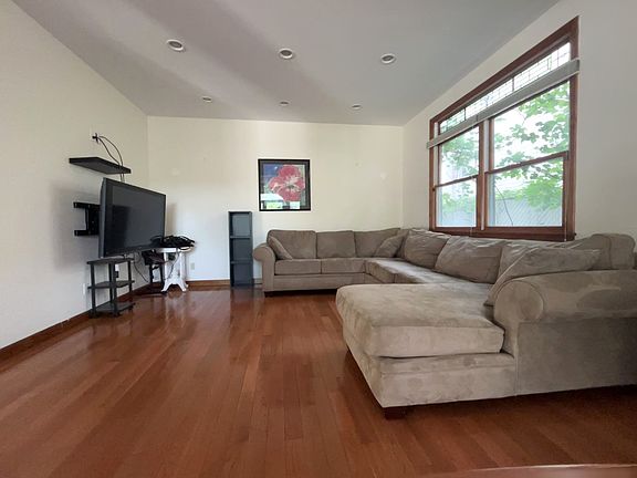 5th image of 828 Westwood Ave