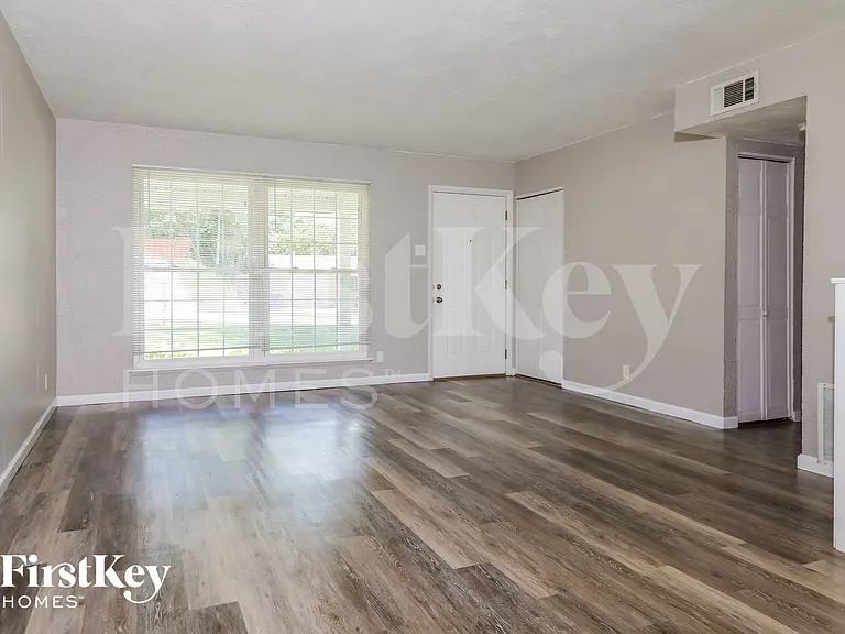 11091 Saxonhall Dr — Photo 3