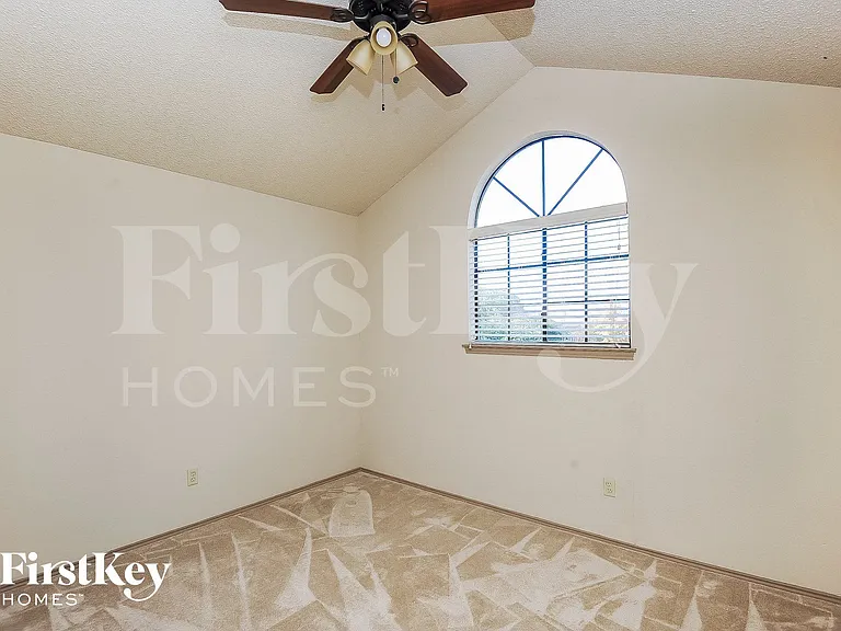 1396 Chinaberry Dr — Photo 12
