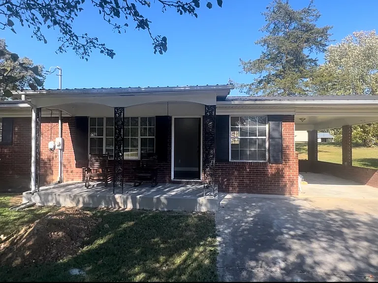 221 Campbell Dr — Photo 3