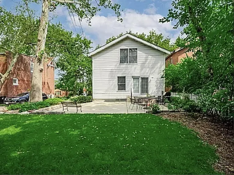 7254 Lindell Blvd — Photo 2