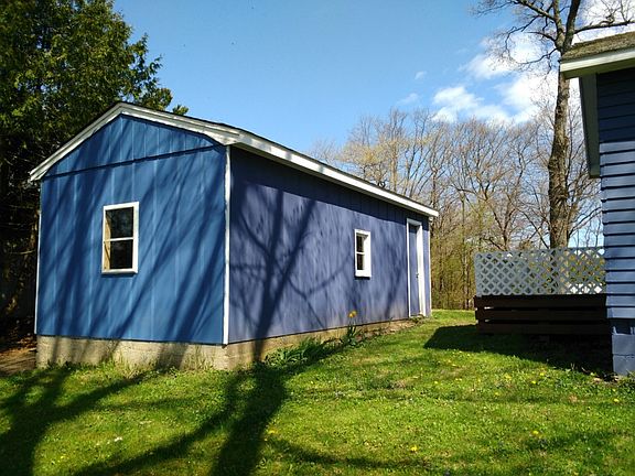 Detached 1.5 car garage. 
