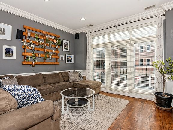 3rd image of 3057 N Clybourn Ave #2N