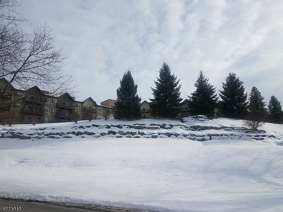 2nd image of 2 Chamonix Dr Unit 102