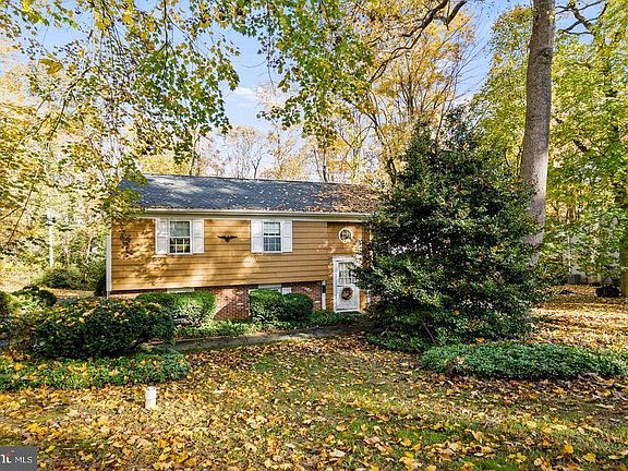 3rd image of 908 Greenwood Cir