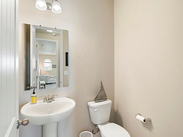 4453 Skyline Loop NE — Photo 3
