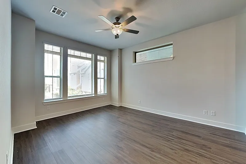 3 bed, 3.5 bath, 1920 sqft, $3,200 — Photo 3