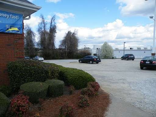 3rd image of 1400 Dogwood Dr SE