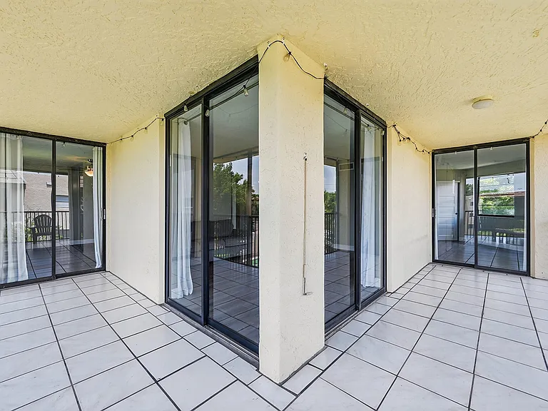 10401 W Broward Blvd #401 — Photo 25