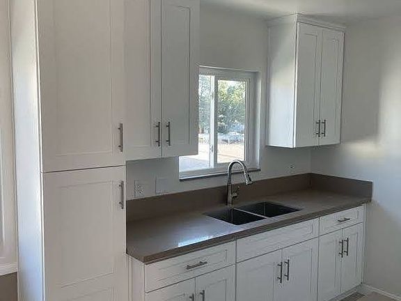 Quartz kitchen countertop with dual sinks.
Lots of cabinet and pantry storage