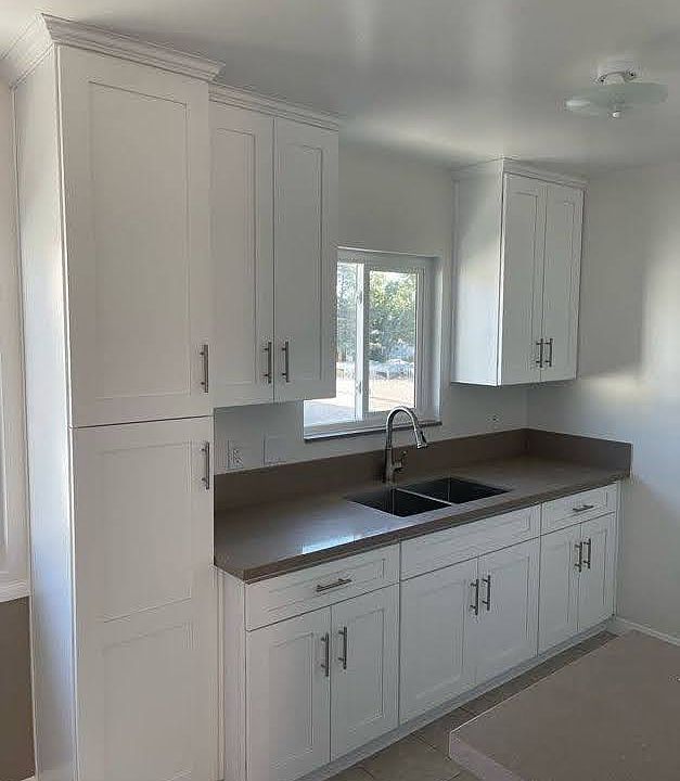 Quartz kitchen countertop with dual sinks.
Lots of cabinet and pantry storage