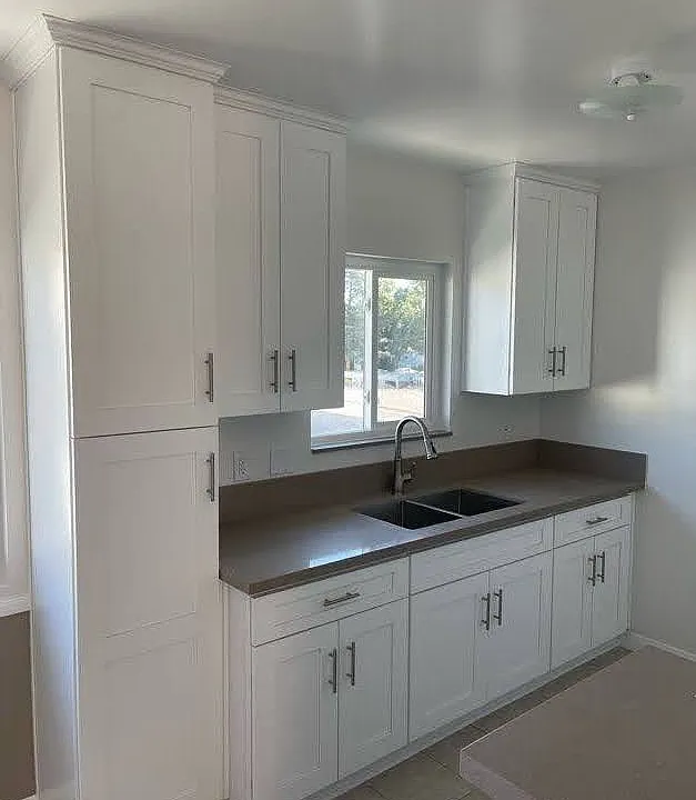 Quartz kitchen countertop with dual sinks.
Lots of cabinet and pantry storage