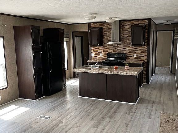 2nd image of 940 Kirby St Trailer 24