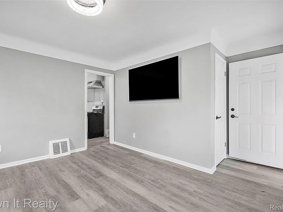5th image of 26010 Yale St