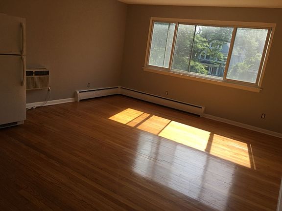 3rd image of 550 Whitney Ave #6