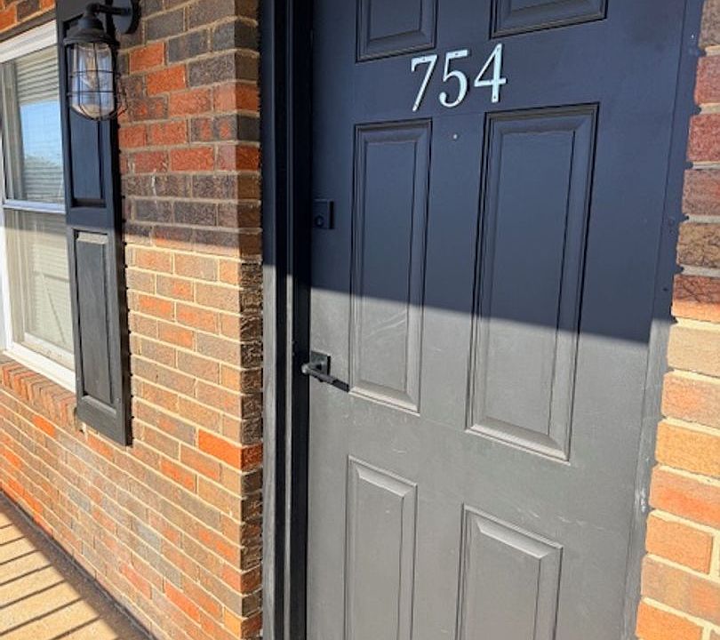 1st image of 754 Lawrence Ave