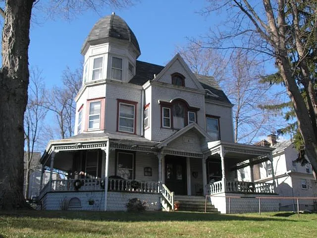 Street view of 4 Fairfield Ave, Norwalk Victorian building w/4 apts & off-street parking in back.