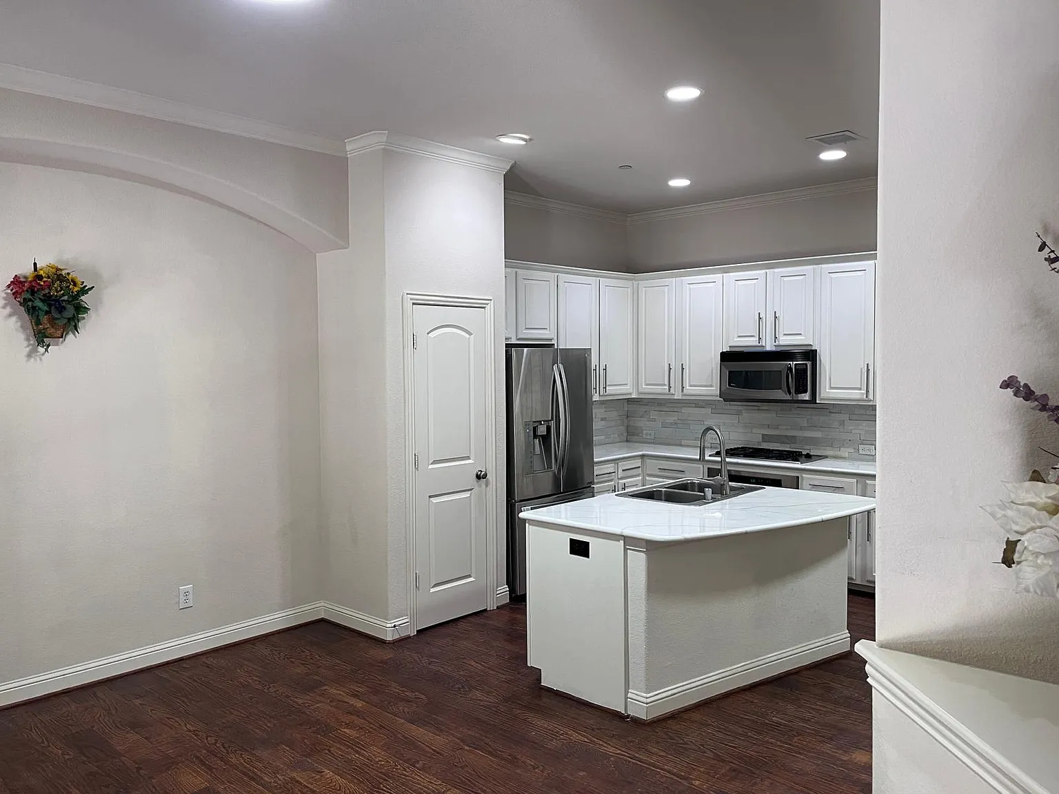 3 bed, 2.5 bath, 1690 sqft, $2,700 — Photo 2