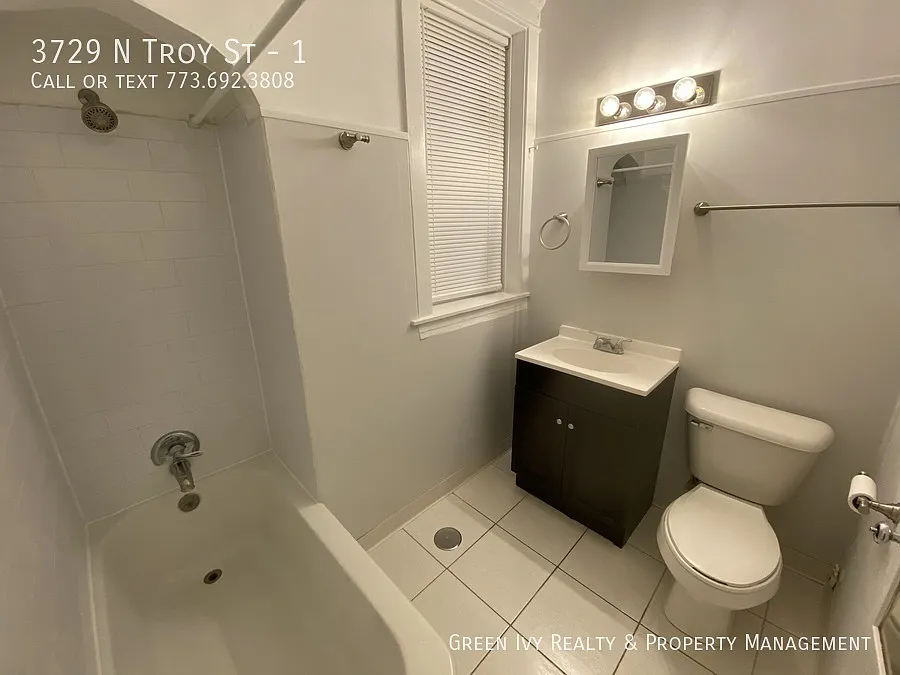 Beautifully Rehabbed Apartment in Irving Park w/ Central Heat and Air! — Photo 3
