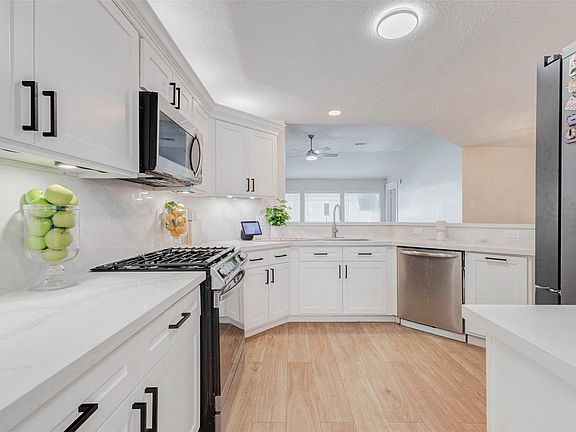 5th image of 3230 Lee Cir