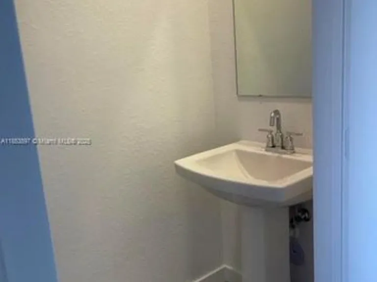 1092 SE 23rd Ave #5 — Photo 6