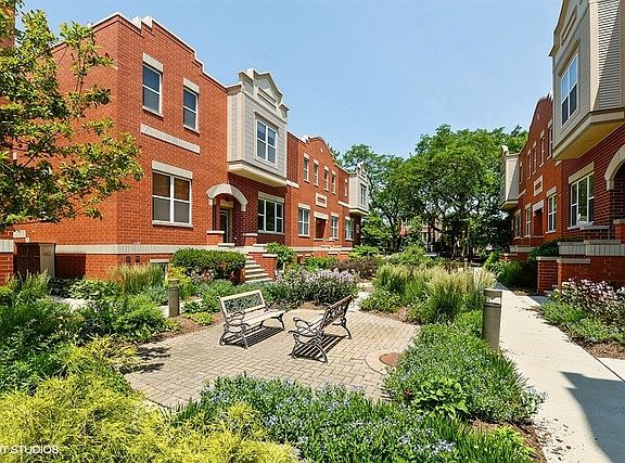 2nd image of 3651 W Cornelia Ave Unit D