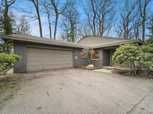 3163 Kingsley Dr, Troy, MI 48084