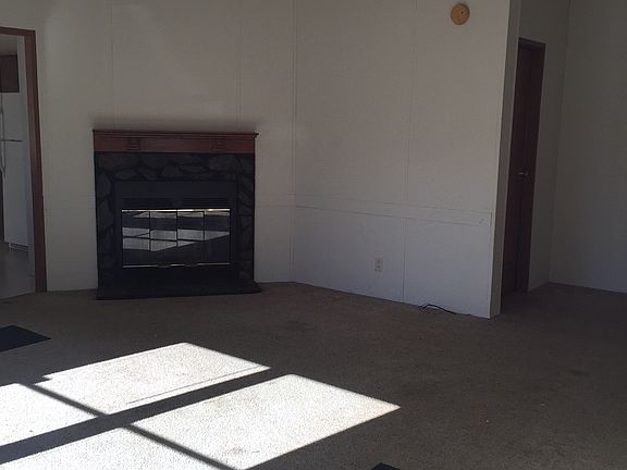 Living Room with fireplace